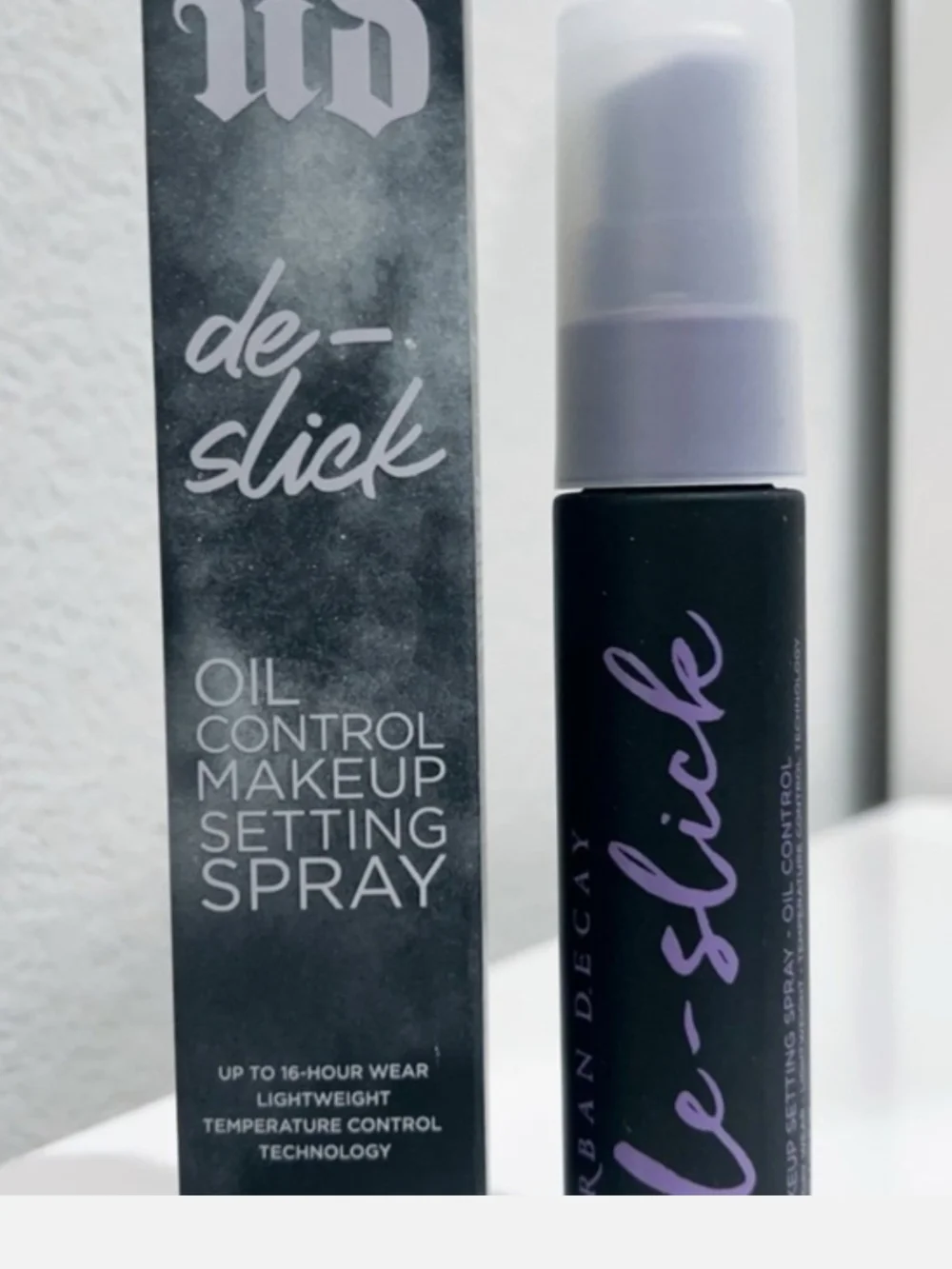 Urban Decay de-slick Oil Control Makeup Setting Spray — Black